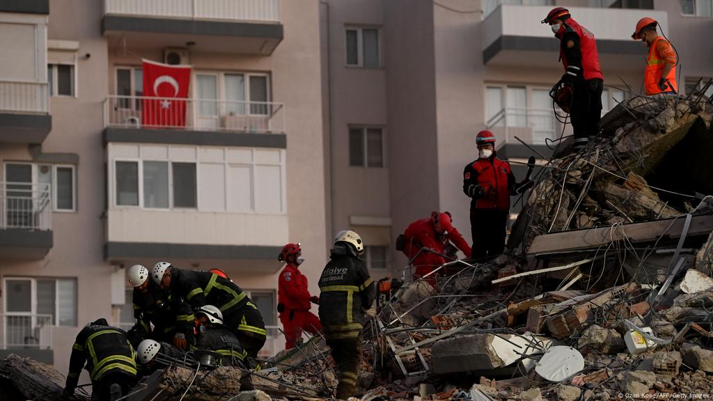 izmir de arama kurtarma calismalari suruyor turkiye dw 31 10 2020