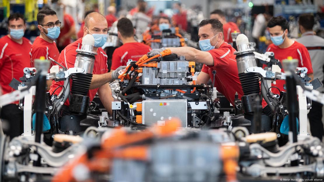 Porsche no ha precisado si los recortes incluyen despidos, aunque la estabilidad laboral de los empleados está garantizada hasta 2030