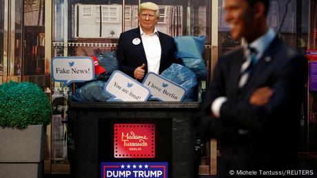 Trump en la basura. Obama sonríe. 