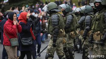 Протестующие и силовики - в центре Минска