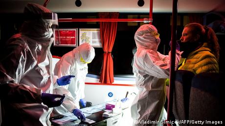 Словачка, Грција и Чешка воведуваат нови ограничувања за јавниот живот на луѓето кои не се вакцинирани против коронавирус. Сите три земји, впрочем како и многу други европски земји, бележат рекордни инфекции во актуелниот бран на пандемијата. 