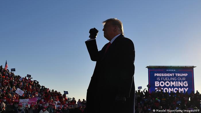 US-Präsident Donald Trump mit erhobener Faust vor jubelnden Anhängern (Mandel Ngan / AFP)