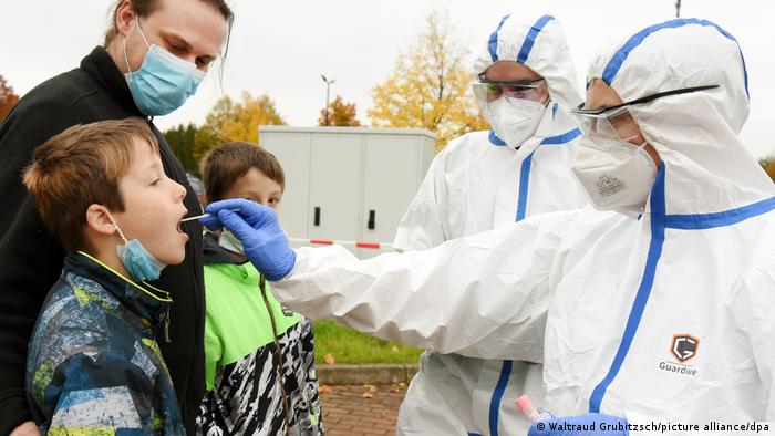 Deutschland Corona-Pandemie | Gesundheitsamt testet