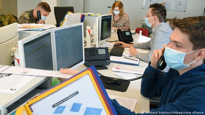 Deutschland Studenten und Pioniere der Bundeswehr helfen im Gesundheitsamt