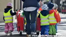 ARCHIV - 17.04.2018, Bayern, München: Ein Betreuerin läuft mit mehreren Kleinkindern über einen Bürgersteig. Zu «Erkältet in Kita oder Schule - Was gilt in der Corona-Zeit?». Foto: Peter Kneffel/dpa +++ dpa-Bildfunk +++ | Verwendung weltweit