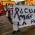 Foto de pancarta de la exguerrilla de las FARC que dice "¿cuántos más para la paz?"