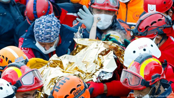 Turkey: Two girls rescued from rubble days after deadly earthquake | News |  DW | 02.11.2020