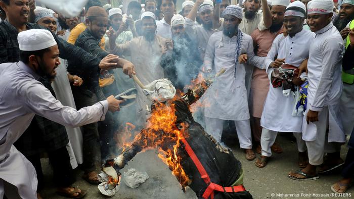 Demonstranten verbrennen in Dhaka, der Hauptstadt von Bangladesch, eine Puppe, die den französischen Präsidenten Macron darstellen soll (Mohammad Ponir Hossain/REUTERS) Demonstranten verbrennen in Dhaka, der Hauptstadt von Bangladesch, eine Puppe, die den französischen Präsidenten Macron darstellen soll (Mohammad Ponir Hossain/REUTERS)