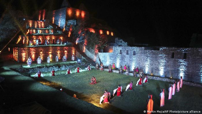 Night time ritual being performed by artists at Machu Picchu in Peru to mark the reopening of the site (Martin Mejia/AP Photo/picture alliance)
