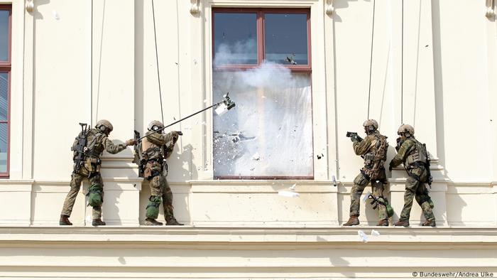 KSK soldiers storming a building (Bundeswehr/Andrea Ulke)