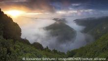 Maravilla natural en Alemania, el meandro del Sarre al amanecer con una ligera niebla sobre el río Sarre, Orscholz, Sarre, Alemania, Europa