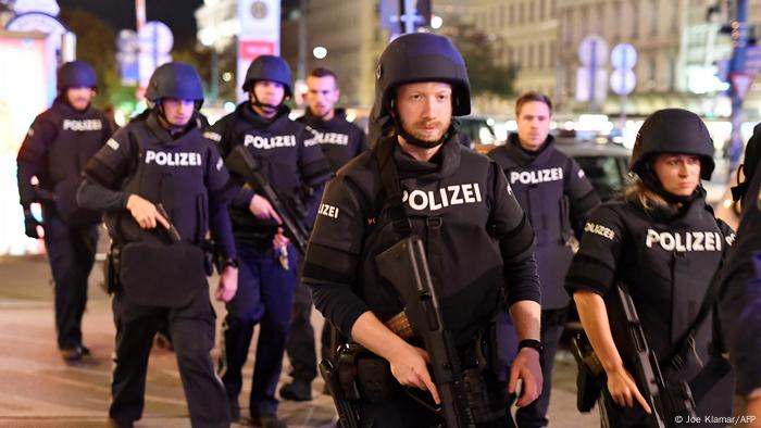 Österreich Wien | Bewaffnete Polizisten nahe der Oper nach Schießerei im Stadtzentrum (Joe Klamar/AFP)