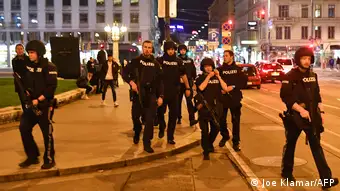 Österreich Wien | Bewaffnete Polizisten nahe der Oper nach Schießerei im Stadtzentrum