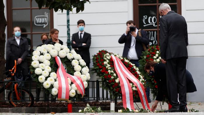 Österreich Anschlag in Wien - Kranzniederlegung (Leonhard Foeger/REUTERS)