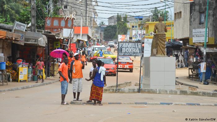 Schwarze schwänze in Abidjan