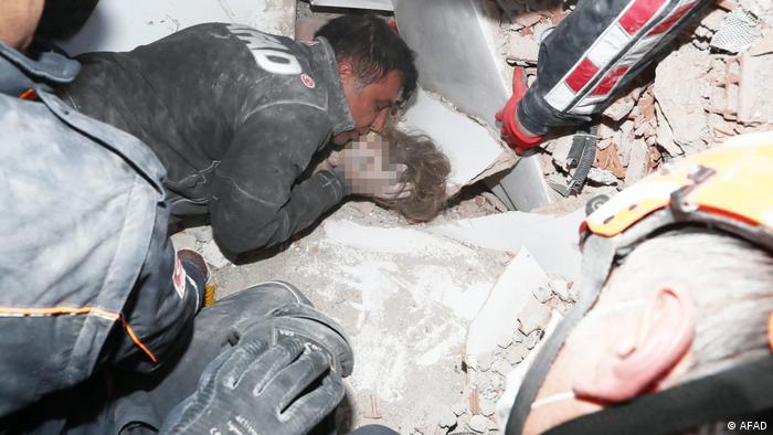 Türkei Izmir | Erdbeben 4-Jährige aus Trümmern gerettet (AFAD)