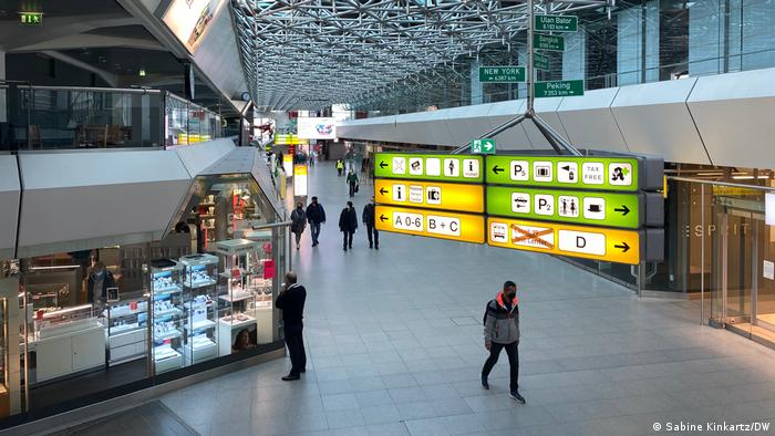 Wenige Menschen sind in der Haupthalle im Terminal A des Flughafens Berlin-Tegel unterwegs. Deutschland Berlin | Flughafen Tegel | Abschied