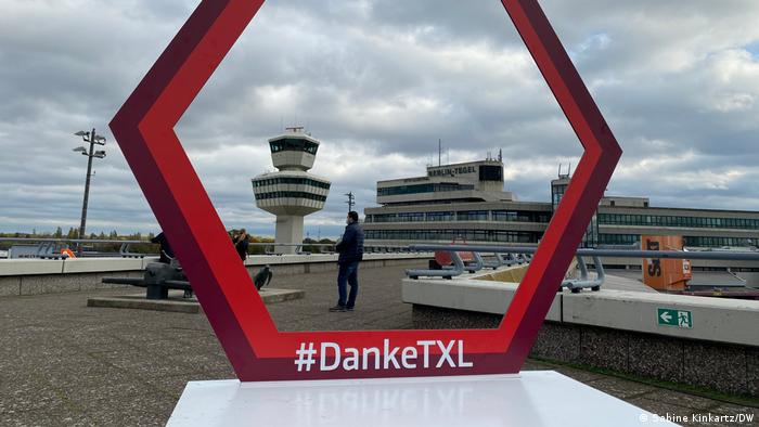 Blick auf Tower und Flughafengebäude durch einen Selfie-Point, hinter dem sich Besucher für ein Abschiedsfoto aufstellen können. Deutschland Berlin | Flughafen Tegel | Abschied