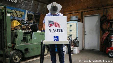 На междинните избори американските гласоподаватели ще решават дали републиканците или