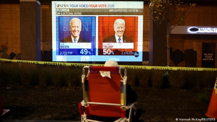 На табло показаны результаты выборов президента в штате Флорида