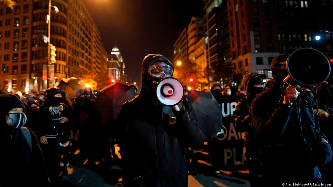 Proteste der Antifa und des linksextremen "schwarzen Blocks" zur US-Präsidentschaftswahl 2020 vor dem Weißen Haus