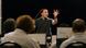 Dirigent Garrett Keast mit Taktstock vor Orchester Dirigent Garrett Keast mit Taktstock vor Orchester