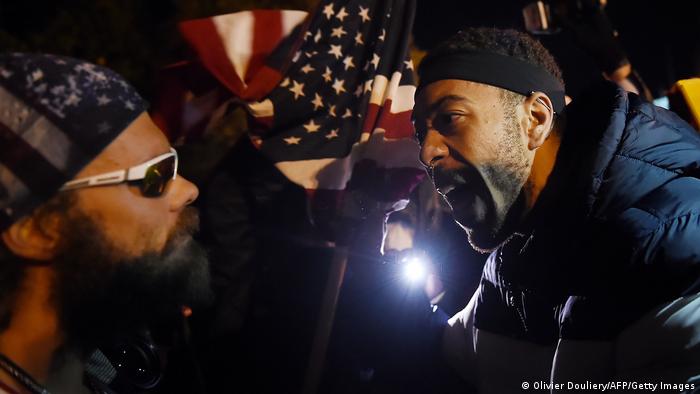 Trump-Unterstützer und Black Lives Matter-Demonstrant schreien sich an, U2020 in Washington, vor US-Wahl
