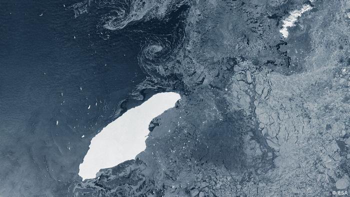  A-68 se desprendió de la plataforma de hielo Larsen C de la Península Antártica el 12 de julio de 2017. 