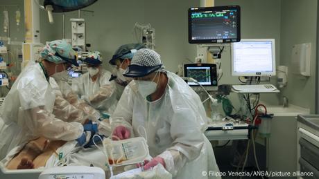 Personal médico de la unidad de cuidados intensivos en Bérgamo tratando a un paciente con COVID-19.