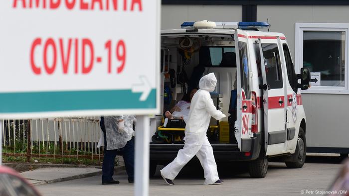 Nord-Mazedonien | Patienten Anlieferung (Petr Stojanovsk/DW)