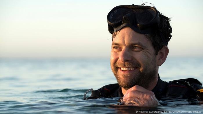 Joshua Jackson nada en el mar: Years of Living Dangerously.