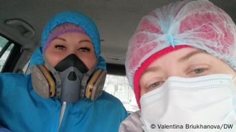 Валентина Брюханова (справа) помогает врачам добраться до пациентов Валентина Брюханова (справа) помогает врачам добраться до пациентов