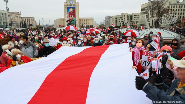 Belarus Minsk | Proteste von Senioren mit Flagge (Tass/dpa/picture alliance) Belarus Minsk | Proteste von Senioren mit Flagge (Tass/dpa/picture alliance)