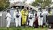 Grupo com roupas de proteção conversa durante inspeção em criadouro de vison no norte da Dinamarca Grupo com roupas de proteção conversa durante inspeção em criadouro de vison no norte da Dinamarca