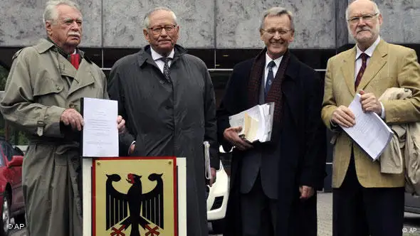 Von links nach rechts: Wilhelm Hankel, Wilhelm Noelling, Karl Albrecht Schachtschneider und Joachim Starbatty, stehen vor dem Bundesverfassungsgericht (Foto: AP)