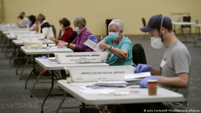 USA Wahlen 2020 | Stimmauszählung | Lancaster (Julio Cortez/AP Photo/picture alliance)