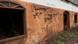 A imagem mostra uma casa com marcas de lama devido ao rompimento de barragem em Mariana, no ano de 2015, que causou uma das maiores tragédias ambientais da história do Brasil. A imagem mostra uma casa com marcas de lama devido ao rompimento de barragem em Mariana, no ano de 2015, que causou uma das maiores tragédias ambientais da história do Brasil.