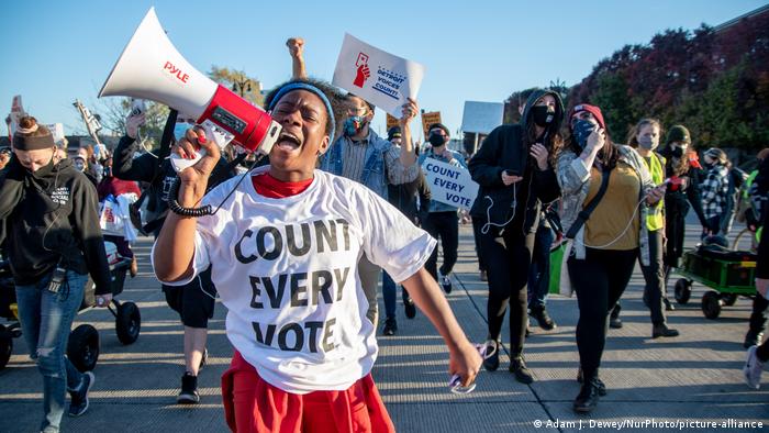 US Wahl 2020 | Detroit | Demonstration für Auszählung aller Stimmen (Adam J. Dewey/NurPhoto/picture-alliance)