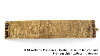 Μια χρυσή ζώνη με μπουλόνια σε κάθε άκρο (Staatliche Museen zu Berlin, Museum für Vor- und Frühgeschichte / Foto: K. Goeken)