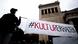 Zwei Männer halten bei einer Demonstration in München ein Banner mit der Aufschrift "Kultur erhalten" hoch. Zwei Männer halten bei einer Demonstration in München ein Banner mit der Aufschrift "Kultur erhalten" hoch.