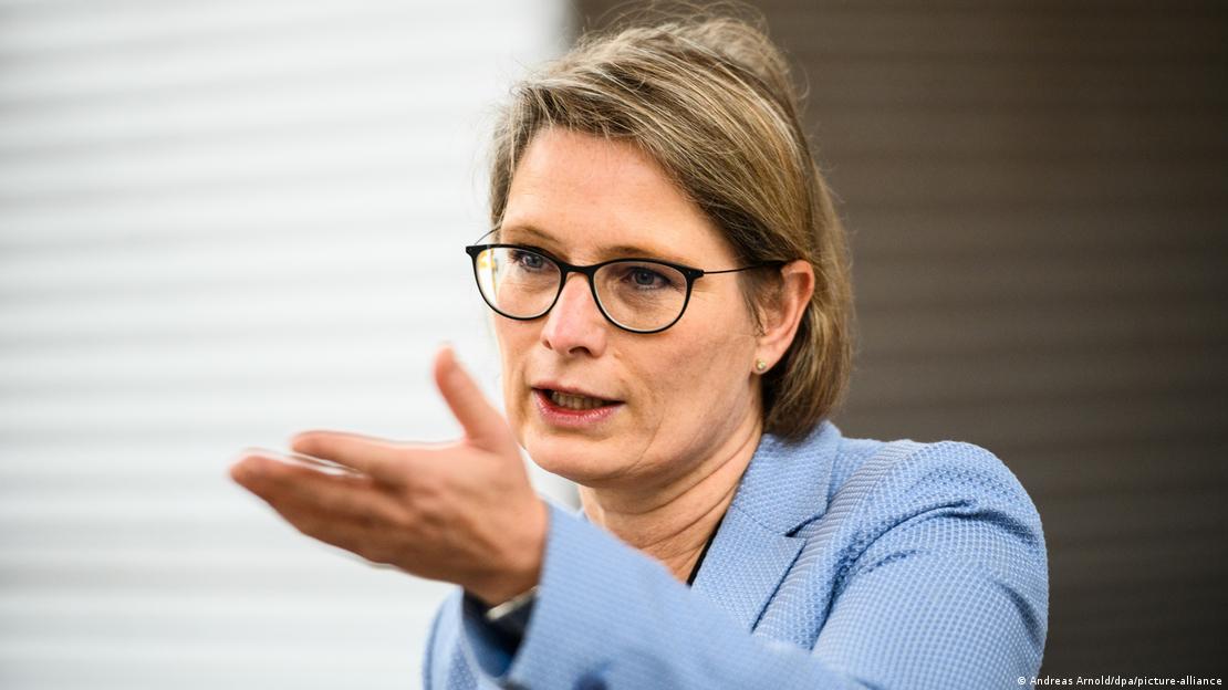 Almanya Adalet Bakanı Stefanie Hubig'in (SPD), kadın cinayetlerine verilen cezaların artırılması için yaptığı çalışmaların kıa vadede sonuçlanması beklenmiyor Almanya Adalet Bakanı Stefanie Hubig'in (SPD), kadın cinayetlerine verilen cezaların artırılması için yaptığı çalışmaların kıa vadede sonuçlanması beklenmiyor