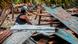 Foto de una mujer entre las casas dañadas en Nicaragua por Eta Foto de una mujer entre las casas dañadas en Nicaragua por Eta