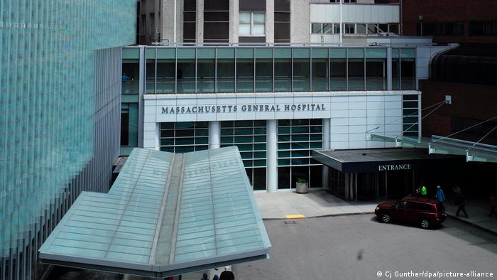 این بیمارستان واقع در ایالت بوستون قدیمی‌ترین مرکز تحقیقات و آموزش وابسته به دانشگاه هاروارد است که در سال ۱۸۱۱ تاسیس شده است. بیمارستانی که با ۹۰۶ تخت خواب، ۱۹ هزار کادر درمانی، ۳هزار و ۶۰۰ پزشک ، سالی یک میلیون مراجعه اورژانسی، ۳۵ هزار عمل جراحی، ۳ هزار زایمان و خدمات دیگر پزشکی ارائه می‌دهد و سالی ۵۰۰ میلیون دلار برای تحقیقات هزینه می‌کند.