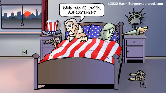 Uncle Sam und die Freiheitsstatue liegen im Bett, Sam hat einen Revolver in der Hand und fragt: Kann man es wagen aufzustehen? (HarmBengen@Cartoon Toonpool)