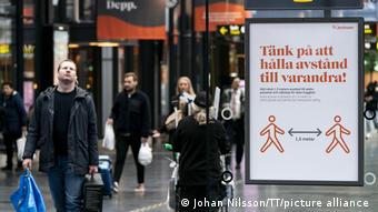 Плакат, призывающий сохранять дистанцию на улице в шведском Мальмё