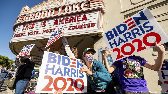 USA I Menschen feiern Joe Bidens Wahlsieg in Oakland