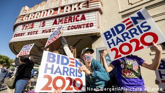 Сторонники Джо Байдена, победившего на выборах президента США, в Калифорнии, 7 ноября 2020 года