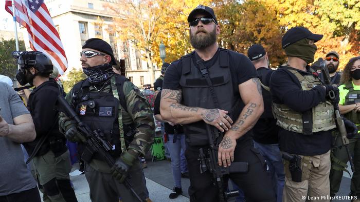 Озброєні учасники акції на підтримку Трампа у Гаррісбургу в Пенсильванії