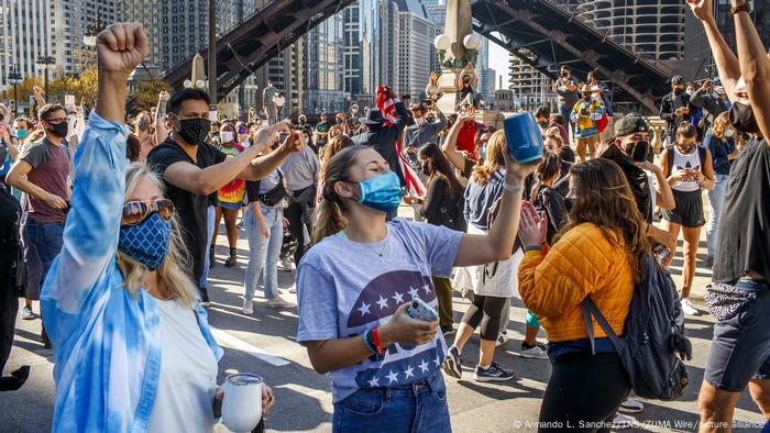 USA Chicago | Menschen feiern den Wahlsieg von Joe Biden (Armando L. Sanchez/TNS/ZUMA Wire/picture alliance)