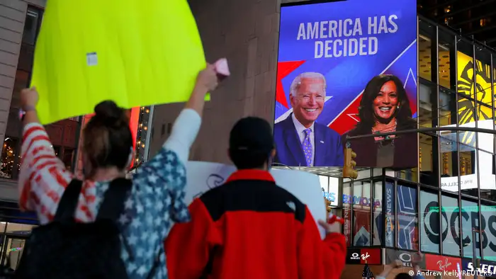 USA New York | Menschen feiern den Wahlsieg von Joe Biden